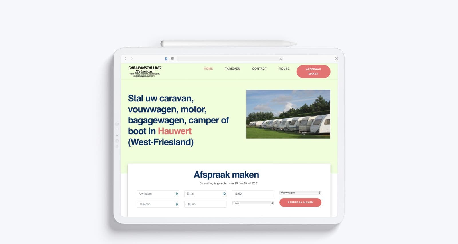 Website van Caravanstalling Metselaar op een iPad
